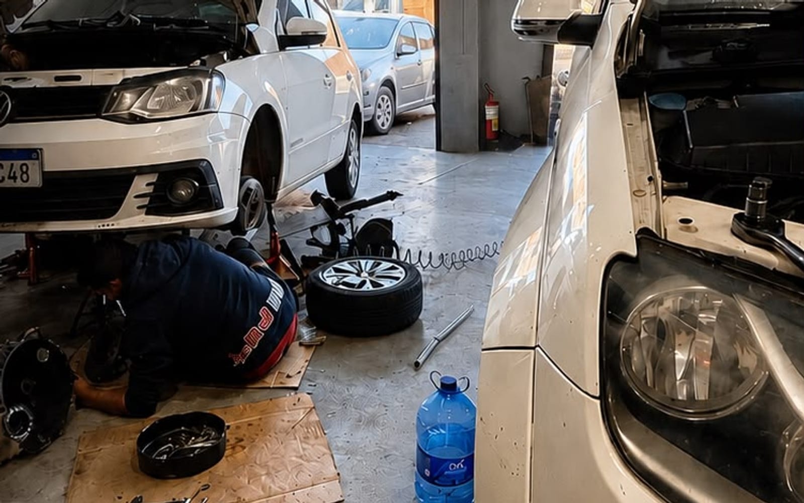 Interior da oficina Flex Centro Automotivo com veículos em manutenção